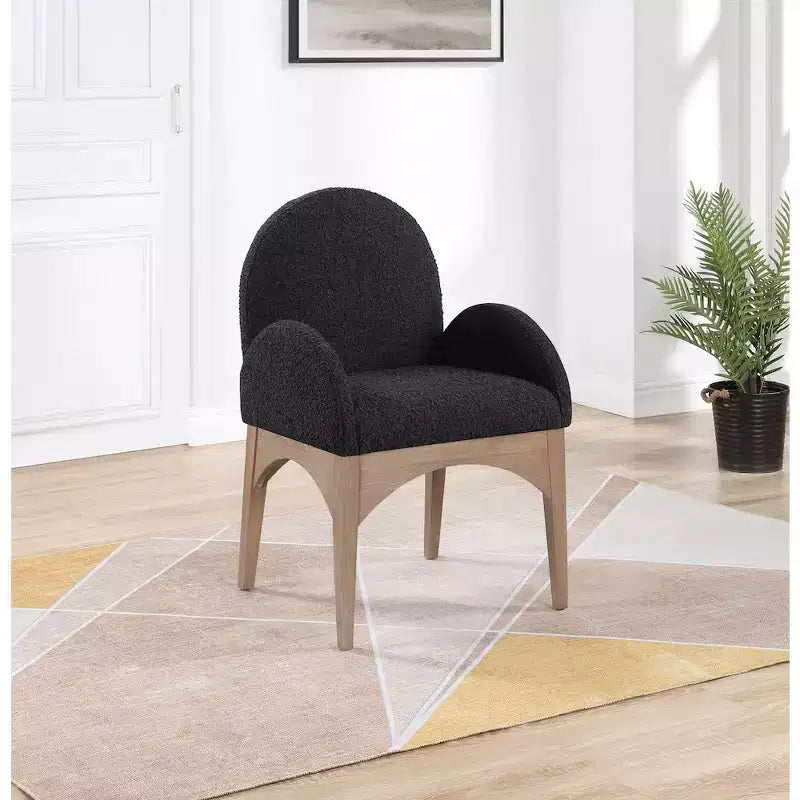 Sedia da pranzo con braccioli in tessuto bouclé nero/crema, 1 posto, gambe in frassino naturale