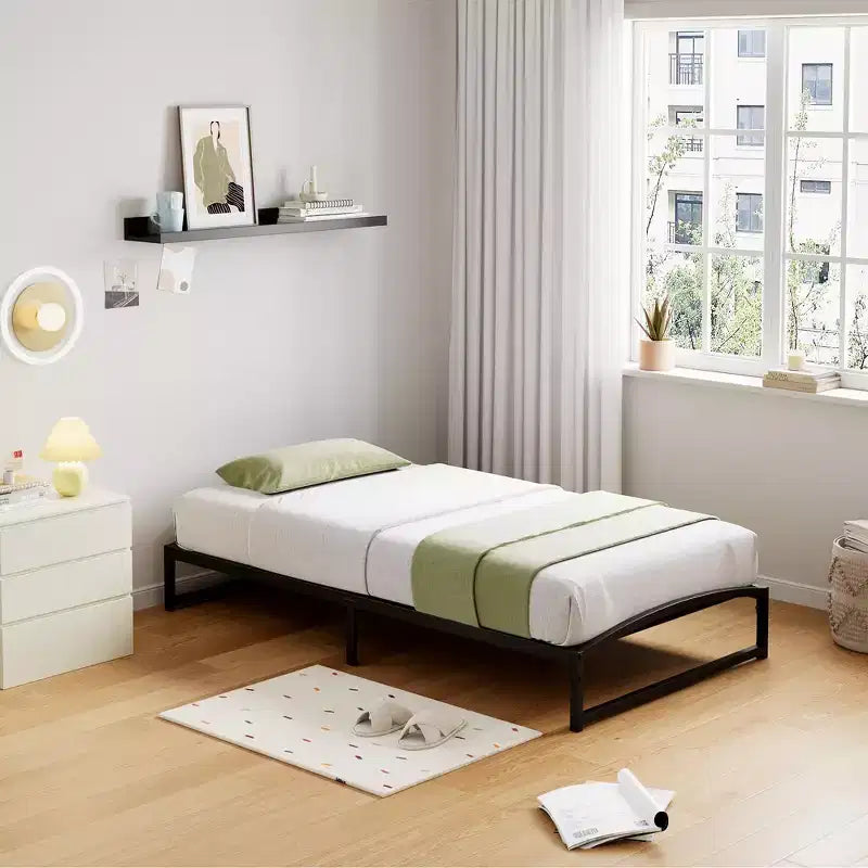 Struttura letto a piattaforma in metallo nero con design ad arco, singolo / California King, 1-2 persone