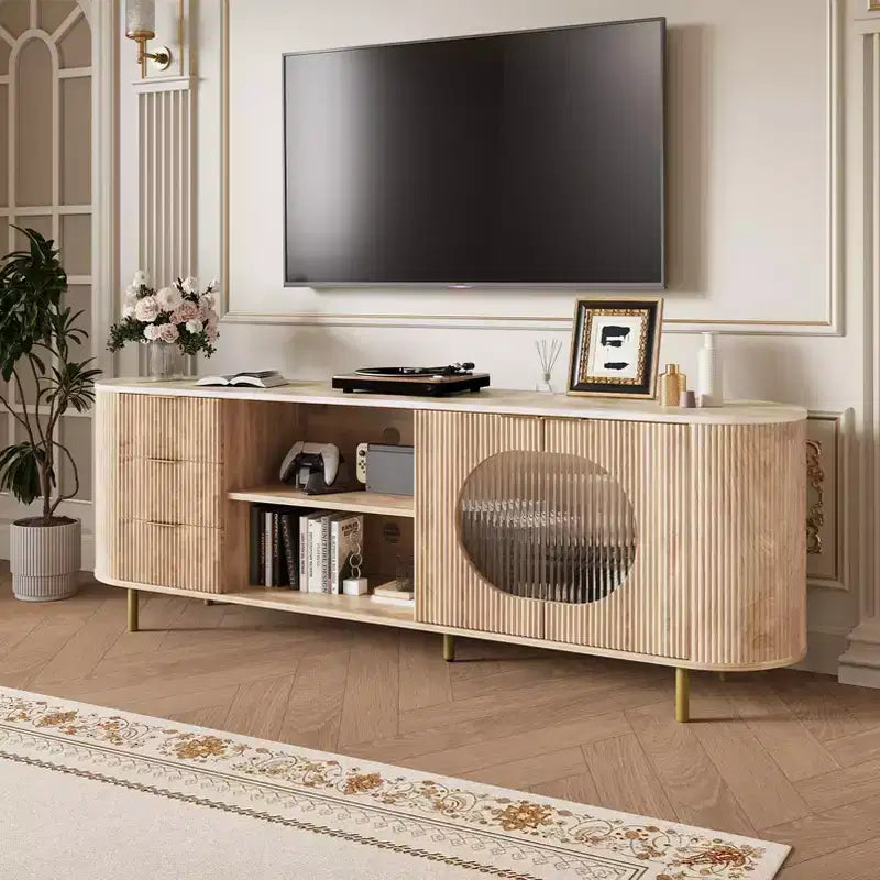 Mobile TV scanalato in rovere naturale, porta TV da 65" con ripiano effetto marmo e dettagli dorati